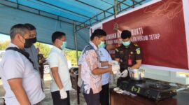 Kepala Kejaksaan Negeri Mamasa, Musa, bersama Kepala Seksi Intelijen Kejaksaan Negeri Mamasa Arjely Pongbanny, Kepala Seksi Tindak Pidana Umum Kejaksaan Negeri Mamasa Azhar, Kepala Seksi pemulihan Aset Penglolaan Barang Bukti
Pangerang. SB,
Kasat Reskrim Polres Mamasa
Ipda Drones Ma’dika,
KBO Sat Res Narkoba Polres Mamasa
Ipda Artur
Kanit Narkoba Polres Mamasa
IpdaErik. B
Kasubag keuangan, Kepegawaian dan Umum Dinas Kesehatan Mamasa
Silvanus Iskandar yang memusnahkan barang bukti Narkotika dengan cara di rebus, di halaman kantor kejaksaan negeri Mamasa, Kamis (19/6/25).
