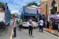 Jemaah haji Tana Toraja yang tiba disambut hangat oleh keluarga dan masyarakat yang di kawal ketat oleh anggota Polres Tana Toraja, Sabtu (21/6/25).
