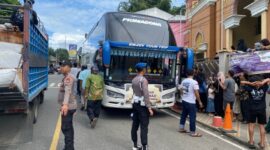 Jemaah haji Tana Toraja yang tiba disambut hangat oleh keluarga dan masyarakat yang di kawal ketat oleh anggota Polres Tana Toraja, Sabtu (21/6/25).