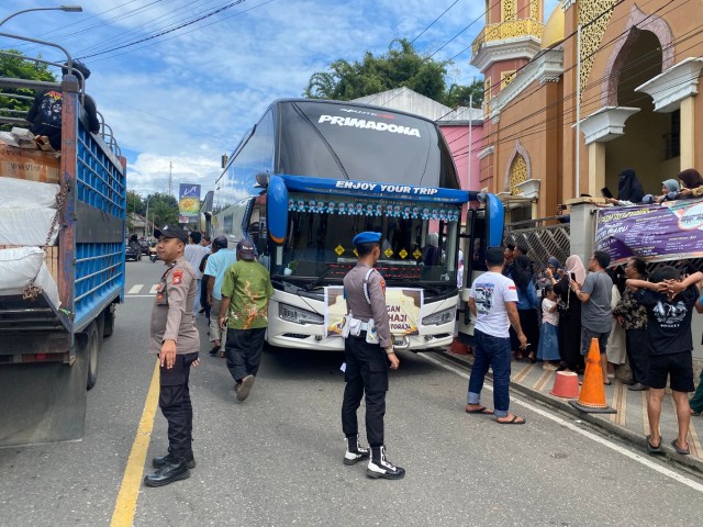 Jemaah haji Tana Toraja yang tiba disambut hangat oleh keluarga dan masyarakat yang di kawal ketat oleh anggota Polres Tana Toraja, Sabtu (21/6/25).