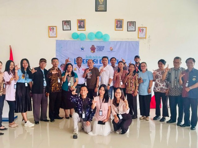 Foto bersama para Pemateri dan Peserta Lokakarya Literasi Digital di hari terakhir, yang berlangsung di aula Dinas Perpustakaan dan Kearsipan Toraja Utara, Sabtu (21/6/25).