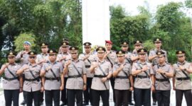 Foto bersama. Jajaran Polres Tana Toraja yang berfoto bersama usai upacara dan ziarah di Taman Makam Pahlawan (TMP) Buntu Leppong, Rantepao, Senin (23/6/25). (Dok. Humas)