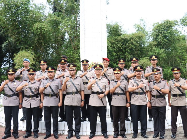 Foto bersama. Jajaran Polres Tana Toraja yang berfoto bersama usai upacara dan ziarah di Taman Makam Pahlawan (TMP) Buntu Leppong, Rantepao, Senin (23/6/25). (Dok. Humas)