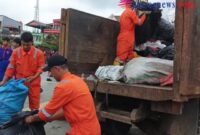Para petugas Kebersihan yang sementara Mengangkat Sampah saat peringatan Hari Lingkungan Hidup Sedunia 