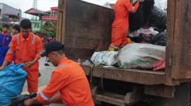 Para petugas Kebersihan yang sementara Mengangkat Sampah saat peringatan Hari Lingkungan Hidup Sedunia 