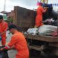 Para petugas Kebersihan yang sementara Mengangkat Sampah saat peringatan Hari Lingkungan Hidup Sedunia 