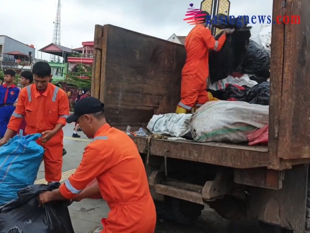Para petugas Kebersihan yang sementara Mengangkat Sampah saat peringatan Hari Lingkungan Hidup Sedunia 