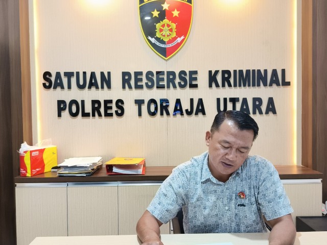 Kasat Reskrim Polres Toraja Utara, Iptu Ruxon, yang ditemui di ruang kerjanya, Selasa (24/6/25). (Dok. Zul/gasingnews.com)