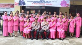 Kapolres Tana Toraja, AKBP Budi Hermawan, didampingi Ibu Ketua Bhayangkari Cabang Tana Toraja Ny. Juny Budi beserta PJU Polres Tana Toraja, bersama Bhayangkari dan personel Polsek Makale yang berfoto bersama usai kunjungan kerja, Rabu (25/6/25).