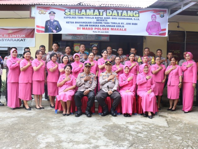 Kapolres Tana Toraja, AKBP Budi Hermawan, didampingi Ibu Ketua Bhayangkari Cabang Tana Toraja Ny. Juny Budi beserta PJU Polres Tana Toraja, bersama Bhayangkari dan personel Polsek Makale yang berfoto bersama usai kunjungan kerja, Rabu (25/6/25).