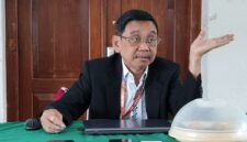 Ketua Panitia, Legend Of Pongtiku II, Luther Palimbong, saat konfrensi pers di aula kampus 3 UKI Toraja, Rabu, (25/6/25). (Dok. Zul/gasingnews.com)