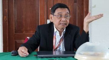Ketua Panitia, Legend Of Pongtiku II, Luther Palimbong, saat konfrensi pers di aula kampus 3 UKI Toraja, Rabu, (25/6/25). (Dok. Zul/gasingnews.com)