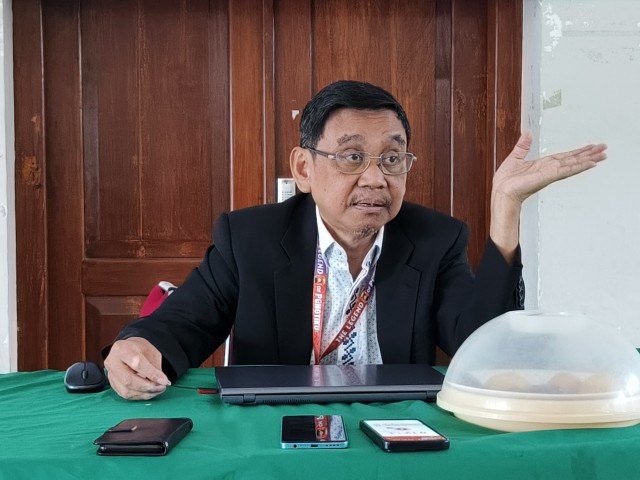 Ketua Panitia, Legend Of Pongtiku II, Luther Palimbong, saat konfrensi pers di aula kampus 3 UKI Toraja, Rabu, (25/6/25). (Dok. Zul/gasingnews.com)