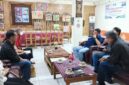 Ketua Tim Pemekaran Toraja Timur, Y.S Dalipang, bersama tim pemekaran Toraja Timur menyerahkan langsung SK Kepanitiaan kepada Bupati Toraja Utara, di Rujab Bupati Toraja Utara, Kamis (26/6/25). (Dok. Zul/gasingnews.com)