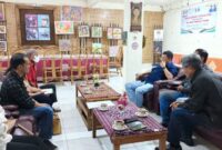 Ketua Tim Pemekaran Toraja Timur, Y.S Dalipang, bersama tim pemekaran Toraja Timur menyerahkan langsung SK Kepanitiaan kepada Bupati Toraja Utara, di Rujab Bupati Toraja Utara, Kamis (26/6/25). (Dok. Zul/gasingnews.com)