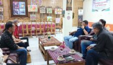 Ketua Tim Pemekaran Toraja Timur, Y.S Dalipang, bersama tim pemekaran Toraja Timur menyerahkan langsung SK Kepanitiaan kepada Bupati Toraja Utara, di Rujab Bupati Toraja Utara, Kamis (26/6/25). (Dok. Zul/gasingnews.com)