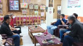 Ketua Tim Pemekaran Toraja Timur, Y.S Dalipang, bersama tim pemekaran Toraja Timur menyerahkan langsung SK Kepanitiaan kepada Bupati Toraja Utara, di Rujab Bupati Toraja Utara, Kamis (26/6/25). (Dok. Zul/gasingnews.com)