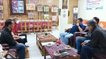 Ketua Tim Pemekaran Toraja Timur, Y.S Dalipang, bersama tim pemekaran Toraja Timur menyerahkan langsung SK Kepanitiaan kepada Bupati Toraja Utara, di Rujab Bupati Toraja Utara, Kamis (26/6/25). (Dok. Zul/gasingnews.com)