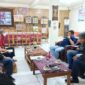 Ketua Tim Pemekaran Toraja Timur, Y.S Dalipang, bersama tim pemekaran Toraja Timur menyerahkan langsung SK Kepanitiaan kepada Bupati Toraja Utara, di Rujab Bupati Toraja Utara, Kamis (26/6/25). (Dok. Zul/gasingnews.com)