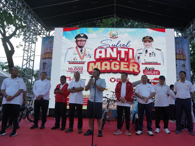 Foto bersama Forkopimda Sulsel saat pelaksanaan jalan santai sulsel anti mager, di Jl. Jenderal Sudirman, Kota Makassar. Jumat, (27/6/25).
