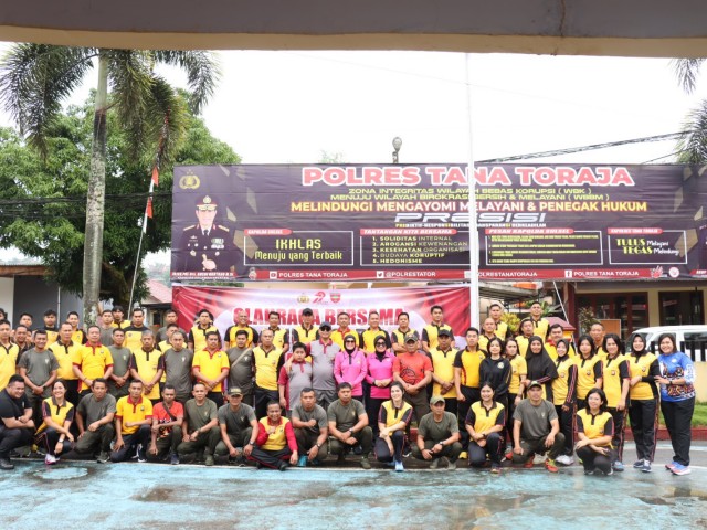 Foto bersama Kepolisian Resor (Polres) Tana Toraja dan personel TNI, dihalaman Mapolres Tana Toraja, Sabtu pagi (28/6/26). (Dok. Humas)
