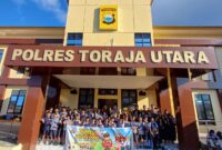 Kapolres Toraja Utara AKBP Stephanus Luckyto A.W, S.I.K., S.H., M.Si foto bersama pelajar PPA Pa’kamaya Rantepangli di depan Mapolres Toraja Utara, Jumat, (30/5/2025) (Foto: Humas)