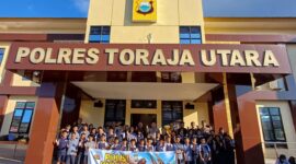 Kapolres Toraja Utara AKBP Stephanus Luckyto A.W, S.I.K., S.H., M.Si foto bersama pelajar PPA Pa’kamaya Rantepangli di depan Mapolres Toraja Utara, Jumat, (30/5/2025) (Foto: Humas)
