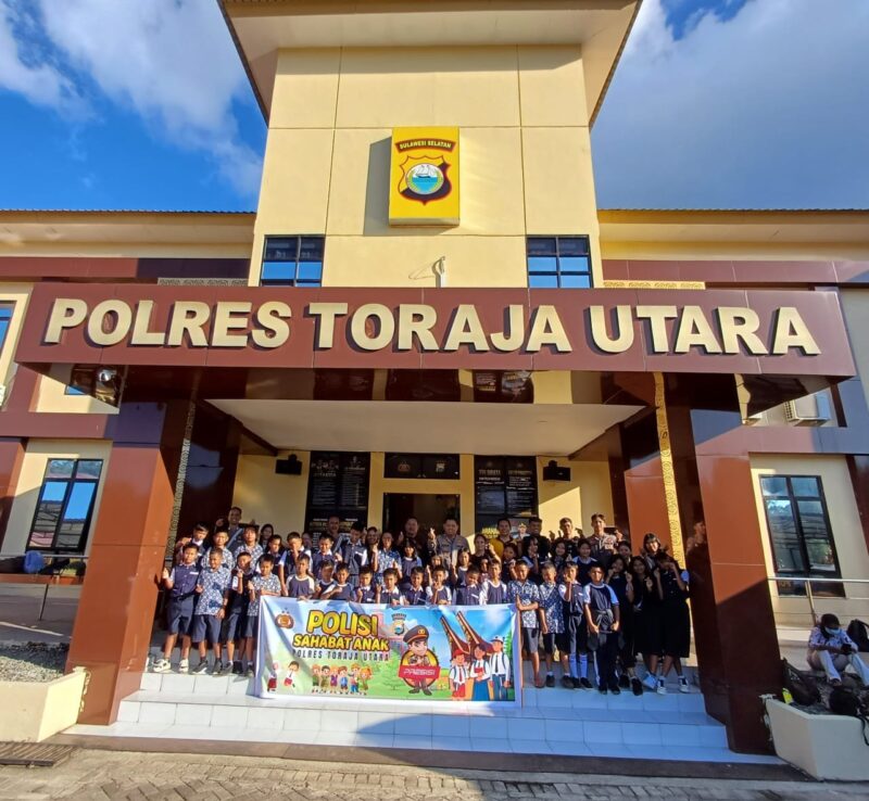 Kapolres Toraja Utara AKBP Stephanus Luckyto A.W, S.I.K., S.H., M.Si foto bersama pelajar PPA Pa’kamaya Rantepangli di depan Mapolres Toraja Utara, Jumat, (30/5/2025) (Foto: Humas)