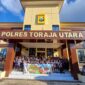 Kapolres Toraja Utara AKBP Stephanus Luckyto A.W, S.I.K., S.H., M.Si foto bersama pelajar PPA Pa’kamaya Rantepangli di depan Mapolres Toraja Utara, Jumat, (30/5/2025) (Foto: Humas)