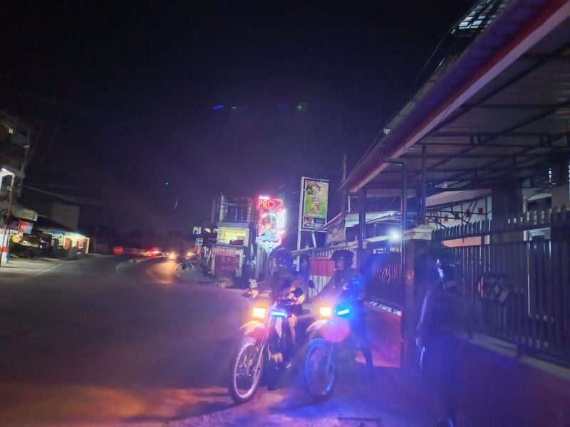 Petugas Satuan Samapta Polres Toraja Utara melaksanakan Patroli Cipta Kondisi dan KRYD di Jalan Limbong, Rabu malam, (4/6/2025)  (Foto: Humas).