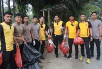 Personel Polres Toraja Utara bersama Polsek Jajaran melakukan aksi bersih-bersih sampah plastik dalam rangka memperingati Hari Lingkungan Hidup Sedunia 2025, di sepanjang jalan poros Bolu hingga Tagari, Toraja Utara, Kamis (5/6/2025) (Foto: Humas).