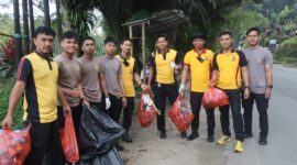 Personel Polres Toraja Utara bersama Polsek Jajaran melakukan aksi bersih-bersih sampah plastik dalam rangka memperingati Hari Lingkungan Hidup Sedunia 2025, di sepanjang jalan poros Bolu hingga Tagari, Toraja Utara, Kamis (5/6/2025) (Foto: Humas).