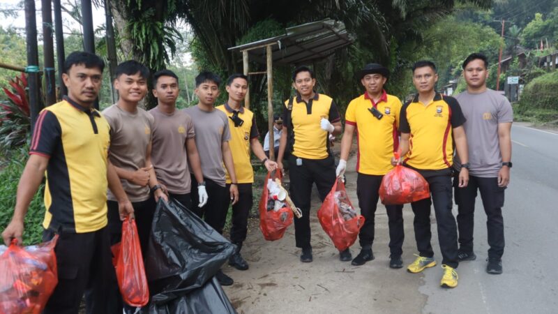 Personel Polres Toraja Utara bersama Polsek Jajaran melakukan aksi bersih-bersih sampah plastik dalam rangka memperingati Hari Lingkungan Hidup Sedunia 2025, di sepanjang jalan poros Bolu hingga Tagari, Toraja Utara, Kamis (5/6/2025) (Foto: Humas).