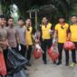 Personel Polres Toraja Utara bersama Polsek Jajaran melakukan aksi bersih-bersih sampah plastik dalam rangka memperingati Hari Lingkungan Hidup Sedunia 2025, di sepanjang jalan poros Bolu hingga Tagari, Toraja Utara, Kamis (5/6/2025) (Foto: Humas).