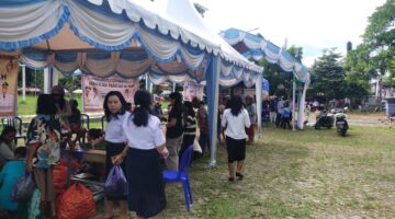 Jelang idul Adha 1446 H, Masyarakat Toraja Utara antusias mengunjungi stan Gerakan Pangan Murah di Lapangan Bakti, Rabu, (4/6/2025) (Foto: Fred)