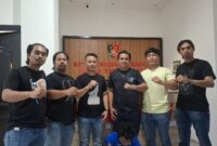 Petugas Resmob Polres Toraja Utara saat mengamankan RM, pelaku pencurian sepeda motor yang menjual pretelan hasil curian, Tallunglipu, (9/6/2025) (Foto: Humas)