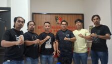 Petugas Resmob Polres Toraja Utara saat mengamankan RM, pelaku pencurian sepeda motor yang menjual pretelan hasil curian, Tallunglipu, (9/6/2025) (Foto: Humas)