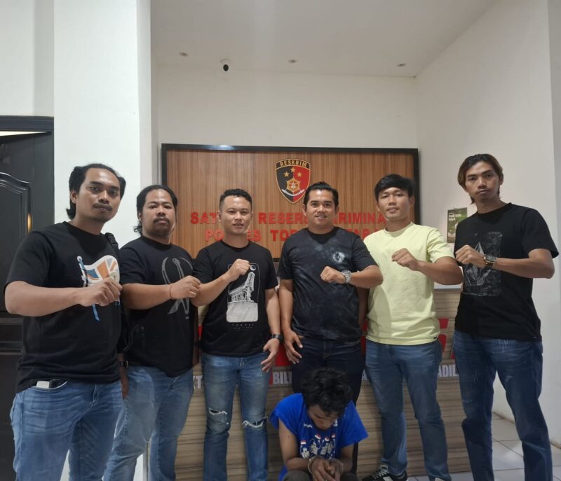 Petugas Resmob Polres Toraja Utara saat mengamankan RM, pelaku pencurian sepeda motor yang menjual pretelan hasil curian, Tallunglipu, (9/6/2025) (Foto: Humas)