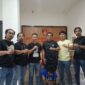 Petugas Resmob Polres Toraja Utara saat mengamankan RM, pelaku pencurian sepeda motor yang menjual pretelan hasil curian, Tallunglipu, (9/6/2025) (Foto: Humas)
