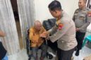 Kapolres Toraja Utara AKBP Stephanus Luckyto A.W., S.I.K., S.H., M.Si. memberikan santunan kepada salah satu Purnawirawan Polri di Karassik, Rantepao dalam kegiatan anjangsana menyambut Hari Bhayangkara ke-79, Kamis (12/6/2025) (Foto: Humas).