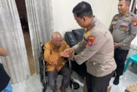 Kapolres Toraja Utara AKBP Stephanus Luckyto A.W., S.I.K., S.H., M.Si. memberikan santunan kepada salah satu Purnawirawan Polri di Karassik, Rantepao dalam kegiatan anjangsana menyambut Hari Bhayangkara ke-79, Kamis (12/6/2025) (Foto: Humas).
