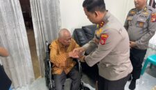 Kapolres Toraja Utara AKBP Stephanus Luckyto A.W., S.I.K., S.H., M.Si. memberikan santunan kepada salah satu Purnawirawan Polri di Karassik, Rantepao dalam kegiatan anjangsana menyambut Hari Bhayangkara ke-79, Kamis (12/6/2025) (Foto: Humas).