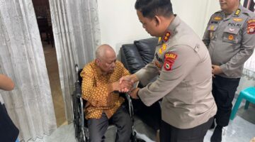 Kapolres Toraja Utara AKBP Stephanus Luckyto A.W., S.I.K., S.H., M.Si. memberikan santunan kepada salah satu Purnawirawan Polri di Karassik, Rantepao dalam kegiatan anjangsana menyambut Hari Bhayangkara ke-79, Kamis (12/6/2025) (Foto: Humas).