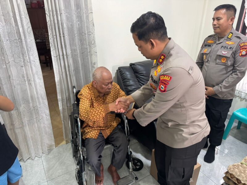 Kapolres Toraja Utara AKBP Stephanus Luckyto A.W., S.I.K., S.H., M.Si. memberikan santunan kepada salah satu Purnawirawan Polri di Karassik, Rantepao dalam kegiatan anjangsana menyambut Hari Bhayangkara ke-79, Kamis (12/6/2025) (Foto: Humas).
