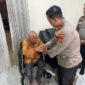 Kapolres Toraja Utara AKBP Stephanus Luckyto A.W., S.I.K., S.H., M.Si. memberikan santunan kepada salah satu Purnawirawan Polri di Karassik, Rantepao dalam kegiatan anjangsana menyambut Hari Bhayangkara ke-79, Kamis (12/6/2025) (Foto: Humas).