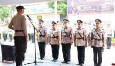 Kapolres Tana Toraja, AKBP Budi Hermawan, memimpin upacara serah terima jabatan (sertijab) Kasat Lantas, Kasat Samapta, dan Kapolsek Sangalla di halaman Mapolres Tana Toraja, Jumat (13/6/2025) (Foto: Humas)