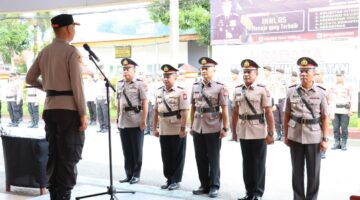 Kapolres Tana Toraja, AKBP Budi Hermawan, memimpin upacara serah terima jabatan (sertijab) Kasat Lantas, Kasat Samapta, dan Kapolsek Sangalla di halaman Mapolres Tana Toraja, Jumat (13/6/2025) (Foto: Humas)