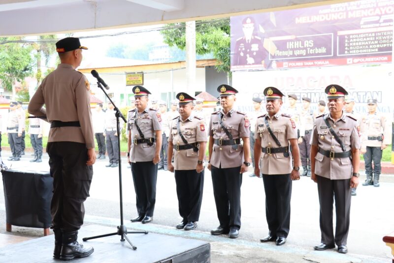 Kapolres Tana Toraja, AKBP Budi Hermawan, memimpin upacara serah terima jabatan (sertijab) Kasat Lantas, Kasat Samapta, dan Kapolsek Sangalla di halaman Mapolres Tana Toraja, Jumat (13/6/2025) (Foto: Humas)