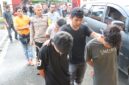 Sejumlah terduga pelaku pencurian kabel tower digiring oleh personel Resmob Polres Tana Toraja usai berhasil diamankan di dua lokasi berbeda. Tana Toraja, Sabtu (14/6/2025) (Foto: Humas).