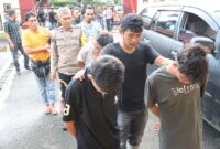 Sejumlah terduga pelaku pencurian kabel tower digiring oleh personel Resmob Polres Tana Toraja usai berhasil diamankan di dua lokasi berbeda. Tana Toraja, Sabtu (14/6/2025) (Foto: Humas).
